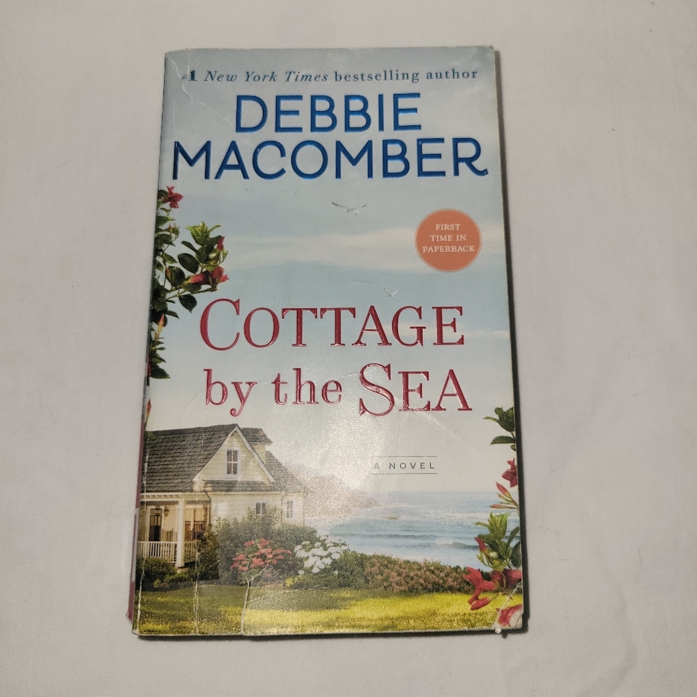 Cottage by the Sea: A Novel by Debbie Macomber - 2018 Paperback